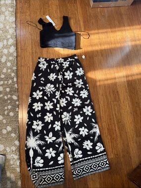 House of Harlow 2pc Stt Black Floral Wide-Leg Pull-On Pants with sweater tank